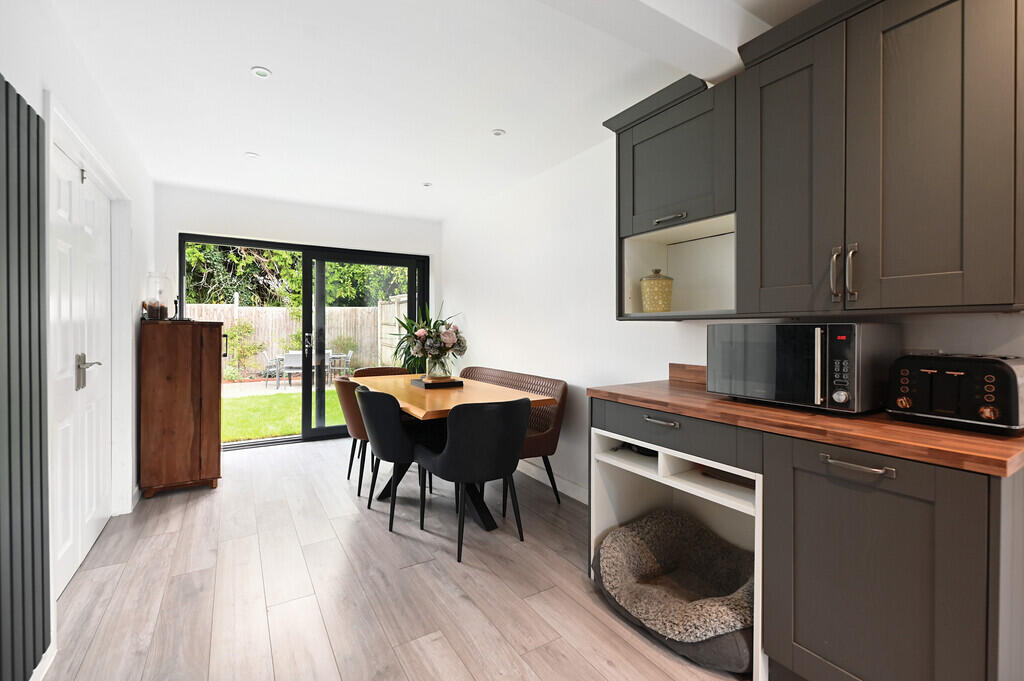 The Glebe, Blackwater, Camberley photo 4