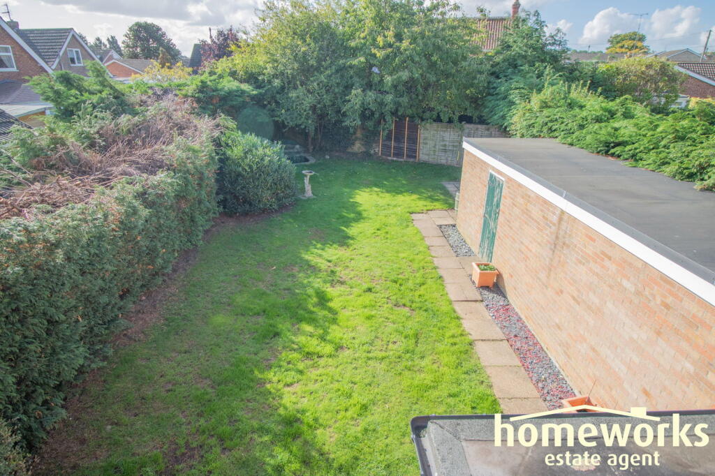 Willow Grove, Dereham, NR19 1JU photo 2