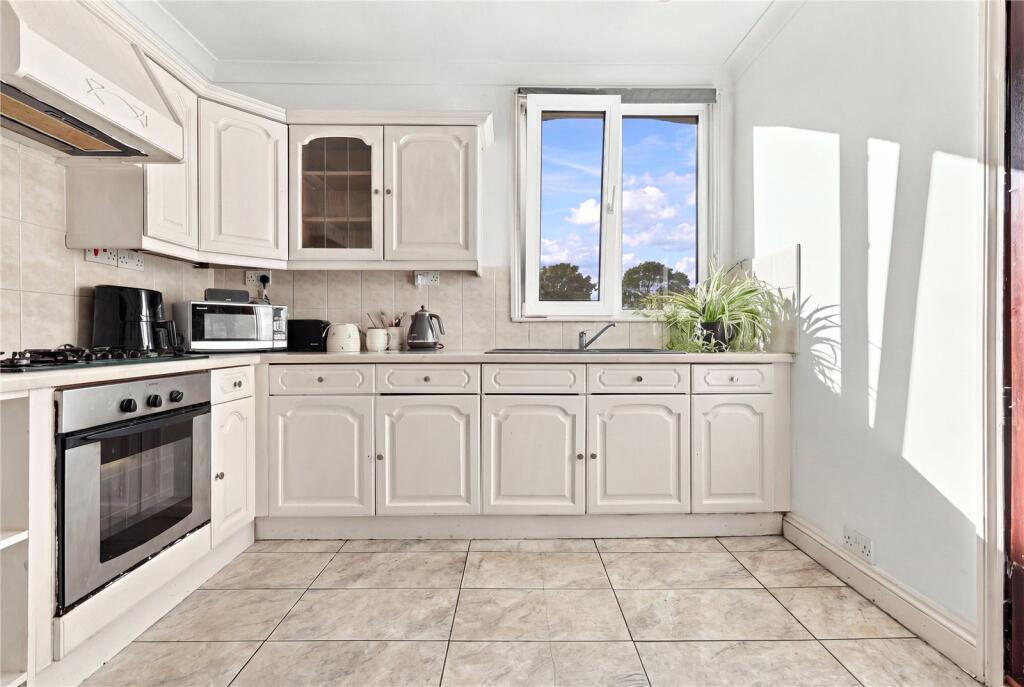 Apartment in Southend-on-Sea - View 3