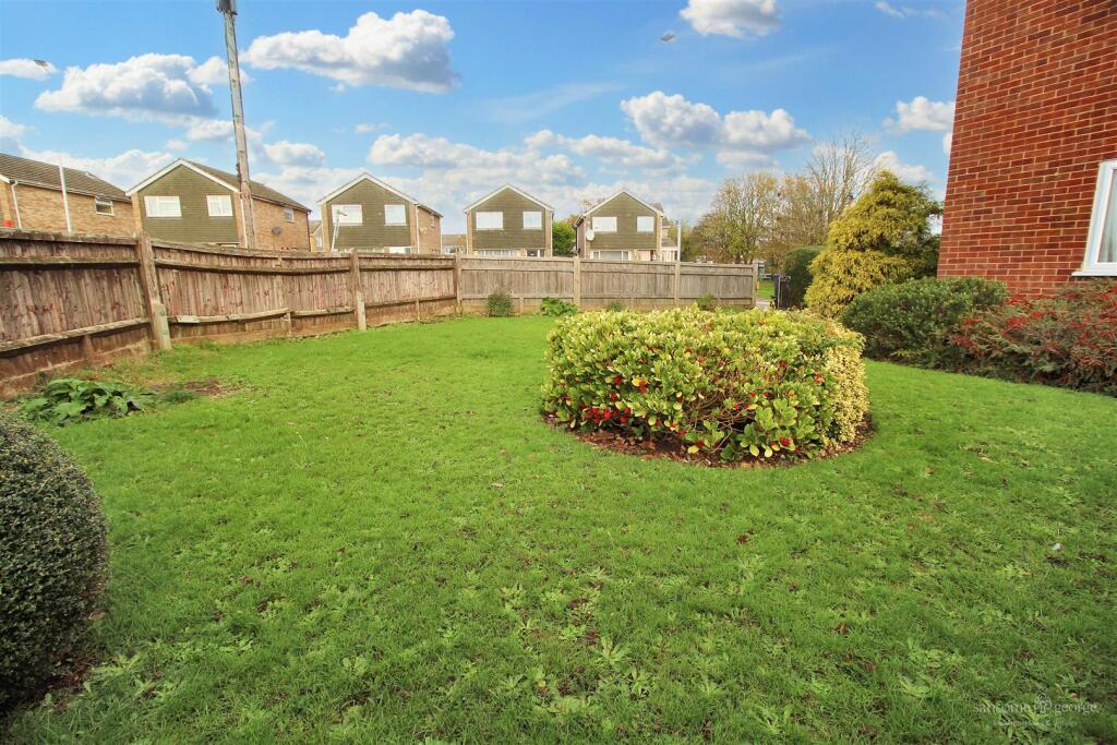 Dee Road, Tilehurst, Reading photo 4