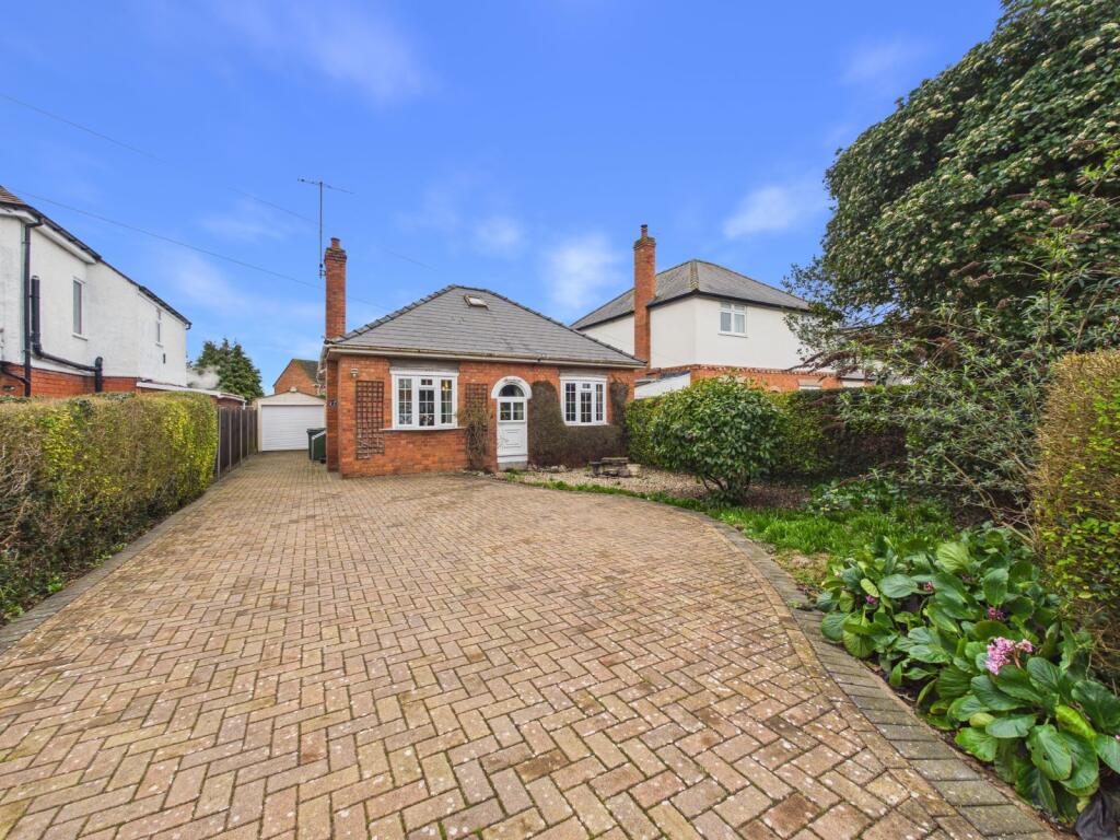 3-bed house on The Avenue, Bromwich Road, Worcester, Worcestershire, WR2, £400,000