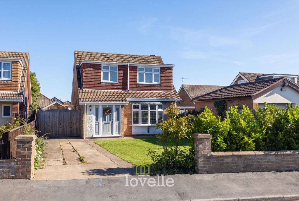 3-bed detached on Woodfield Close, Humberston, DN36, £275,000