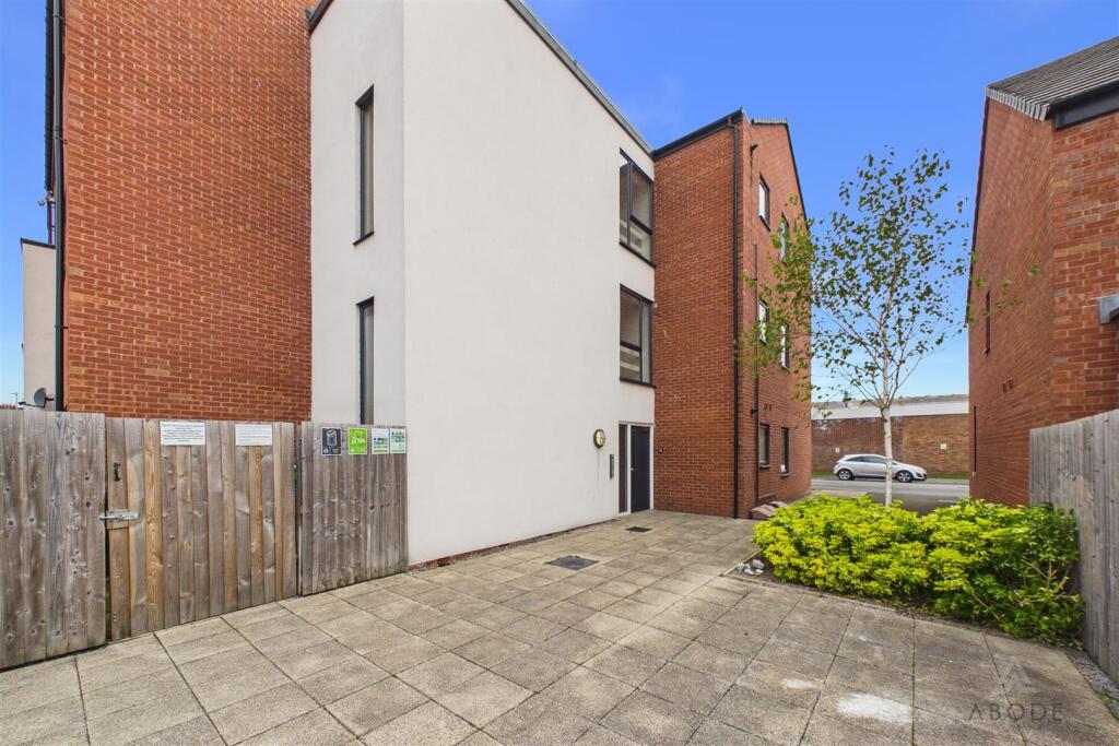 2-bed flat on Fellows Drive, Burton-on-Trent, £115,000
