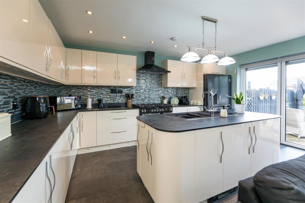 Hesley Grove, Chapeltown, Sheffield photo 4