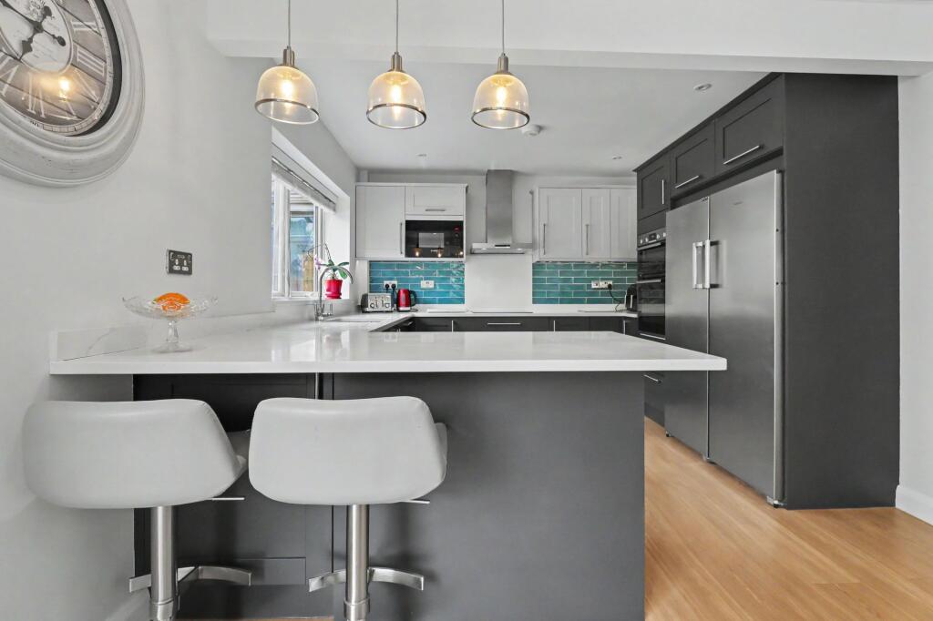 Cavendish Drive, Claygate, KT10 - View 5