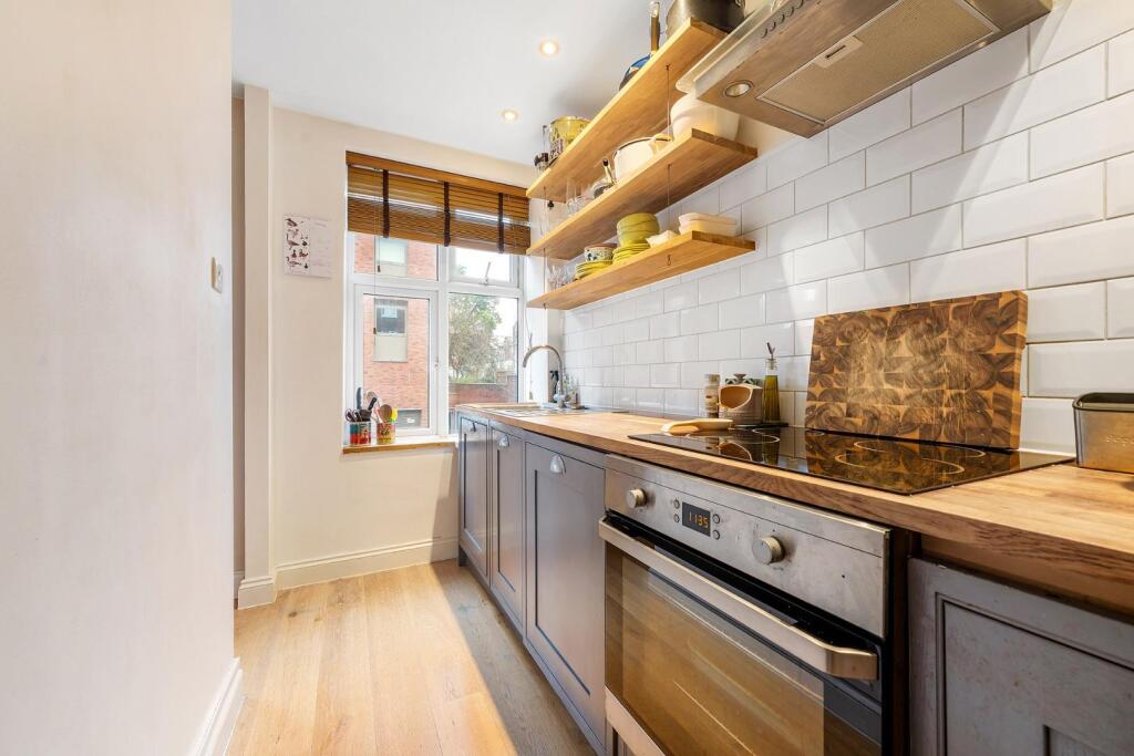 Apartment in London, Blenheim Gardens Estate, Brixton - View 3