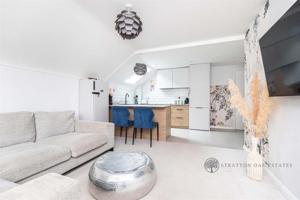 Main image of property: Stylish, Modern Apartment Close to Bournemouth Centre