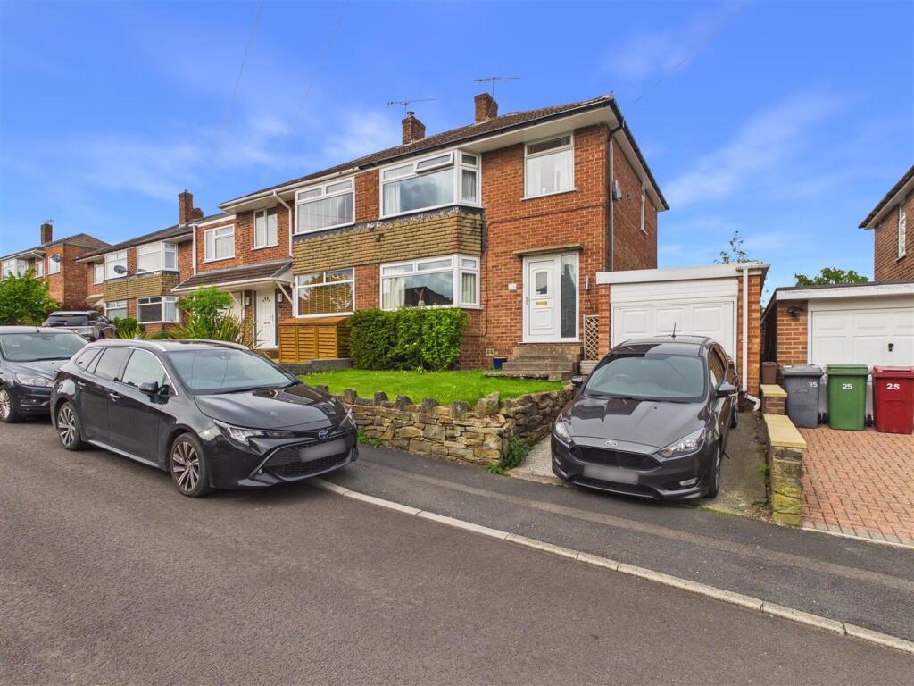 3-bed semi-detached on Holborn Avenue, Dronfield, £285,000