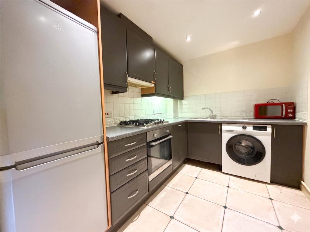 Apartment in Surrey Heath, Surrey - More