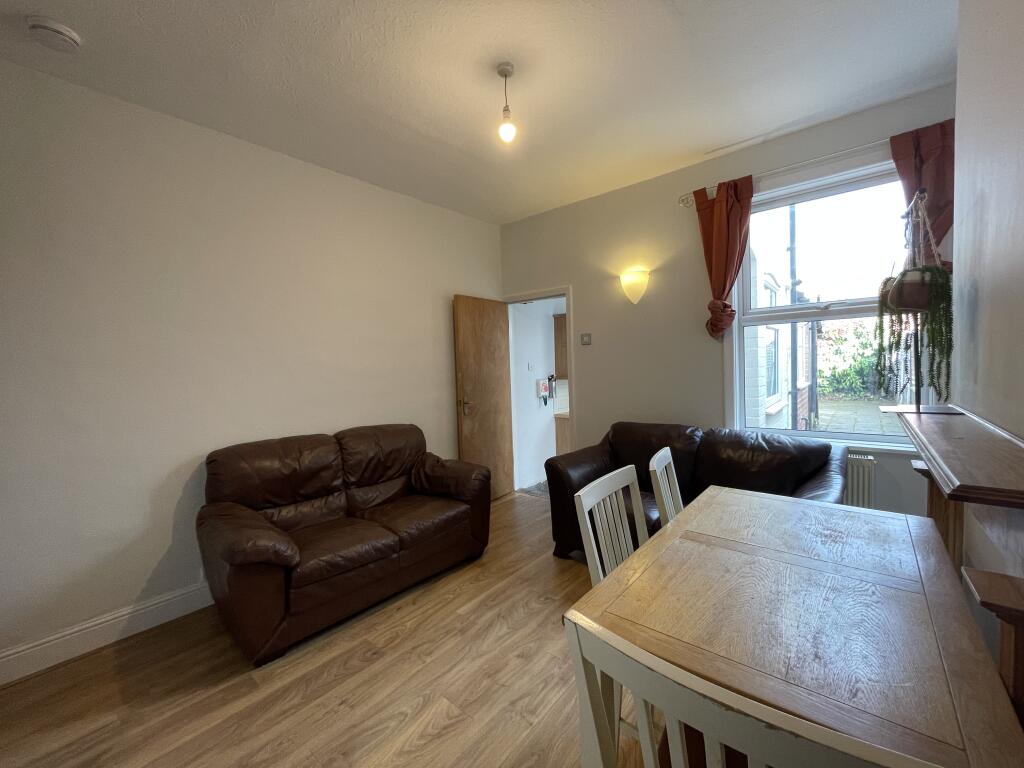 4 bedroom semi-detached house for rent