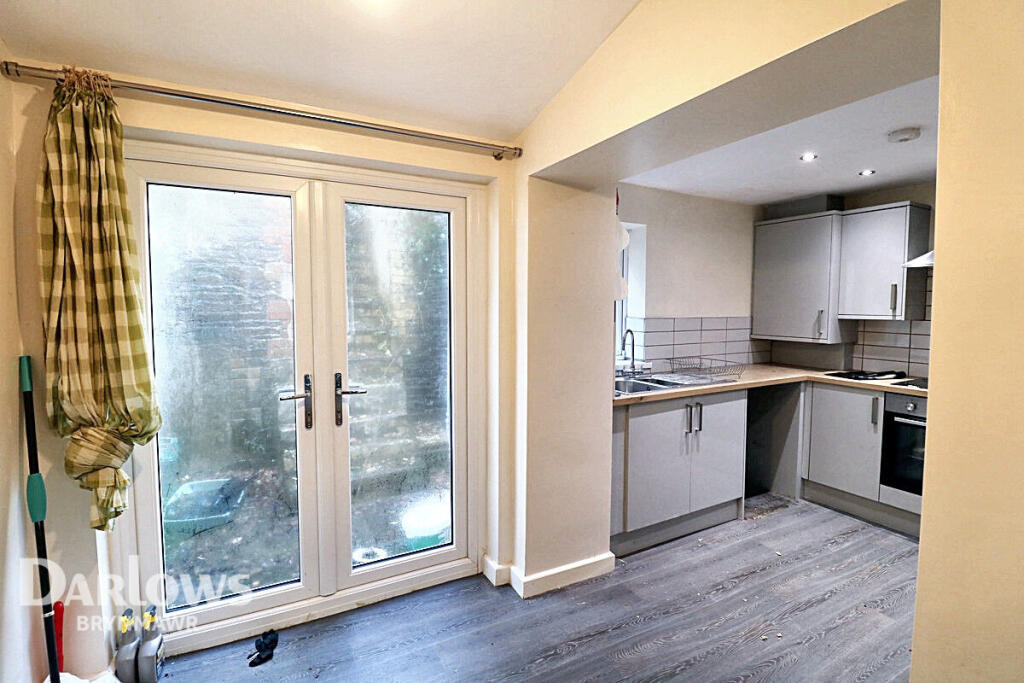 3-bed terraced on Victoria Road, Abertillery, £125,000