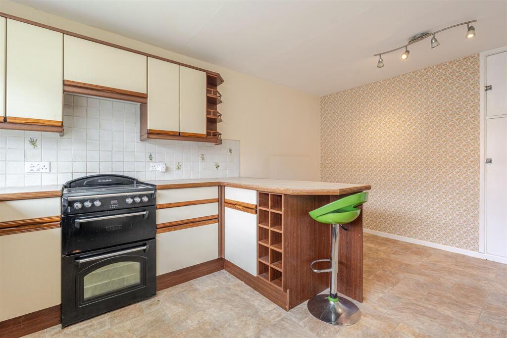 Castle Crescent, Kineton, Warwick photo 4