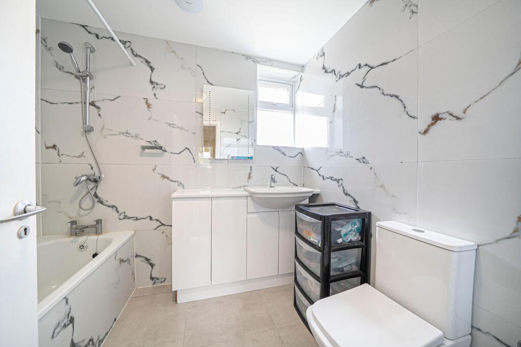 House in Test Valley, Saxon Fields, Andover - View 4