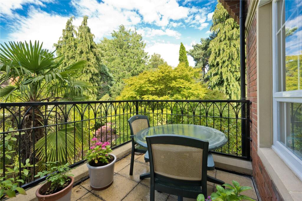 Apartment in Elmbridge, Weybridge - View 3