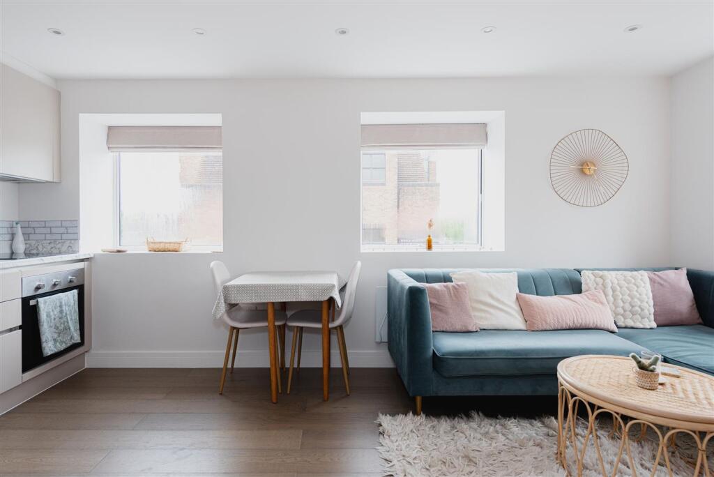 Apartment in Kingston upon Thames - More