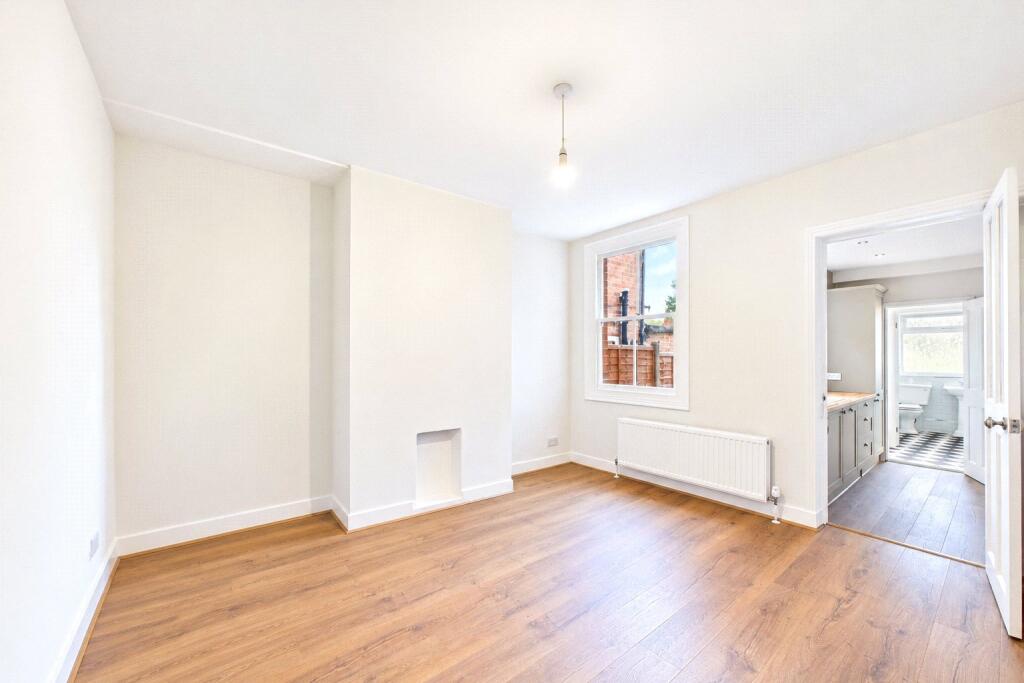 House in Reading, Dee Park - More