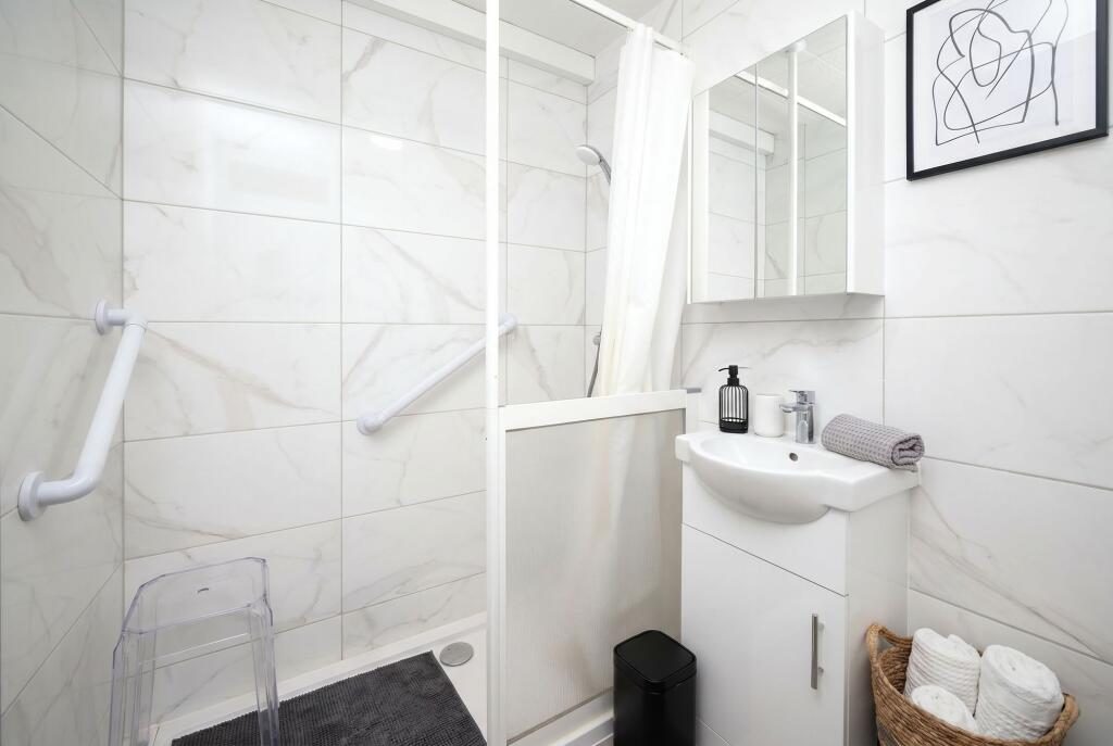 Apartment in London, Church End - More