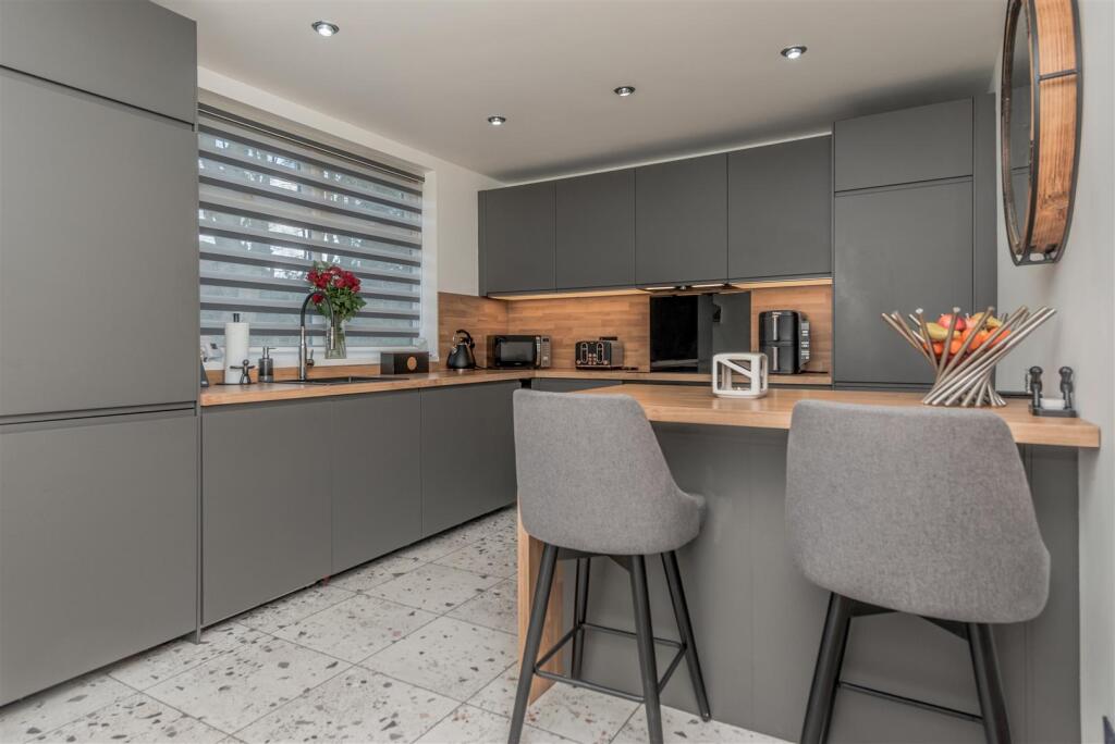 Forge Row, New Farnley, Leeds photo 3
