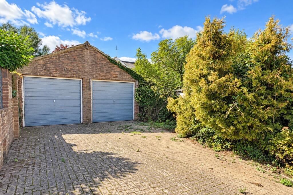 House in Eversholt, Witts End - View 3