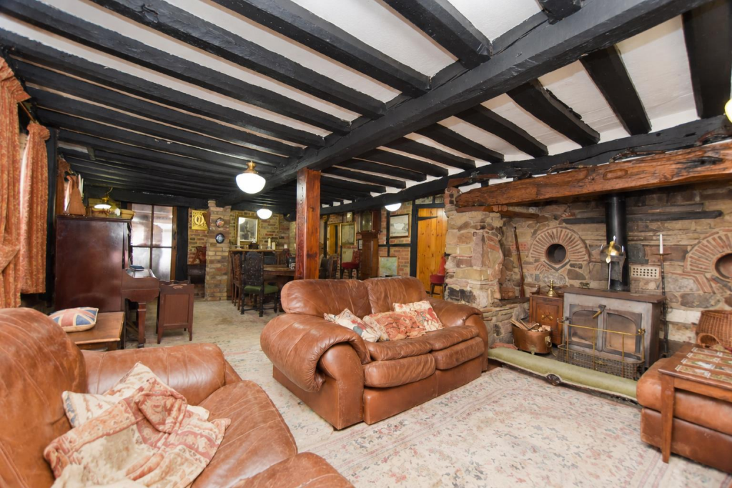 House in Hockliffe, Central Bedfordshire - More