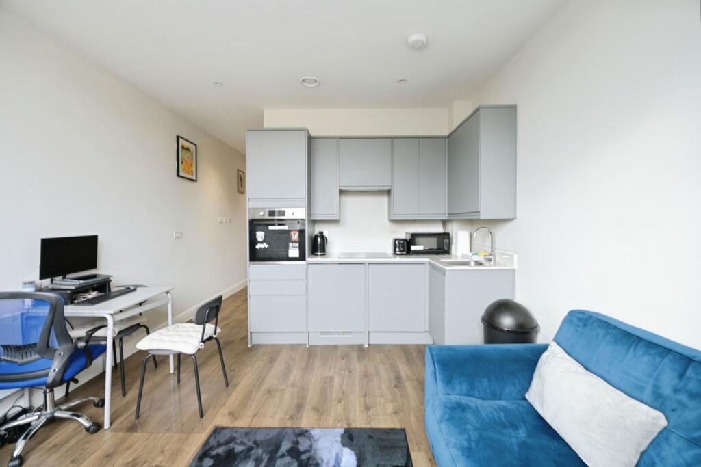 Apartment in London, Gidea Park - More