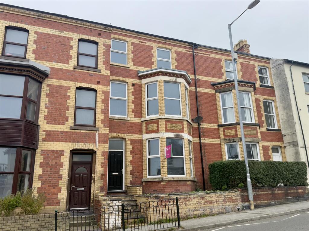 9 Bedroom House in LL57 2EG