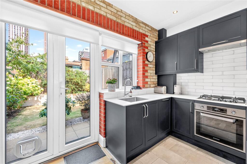 House in London, Leyton - More