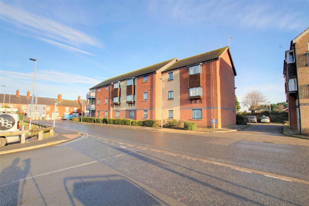 2-bed flat on Maple Court, Stanley Avenue, Mablethorpe, £90,000