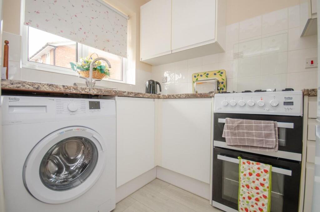 Long Close, Downend Bristol, BS16 2UF photo 4