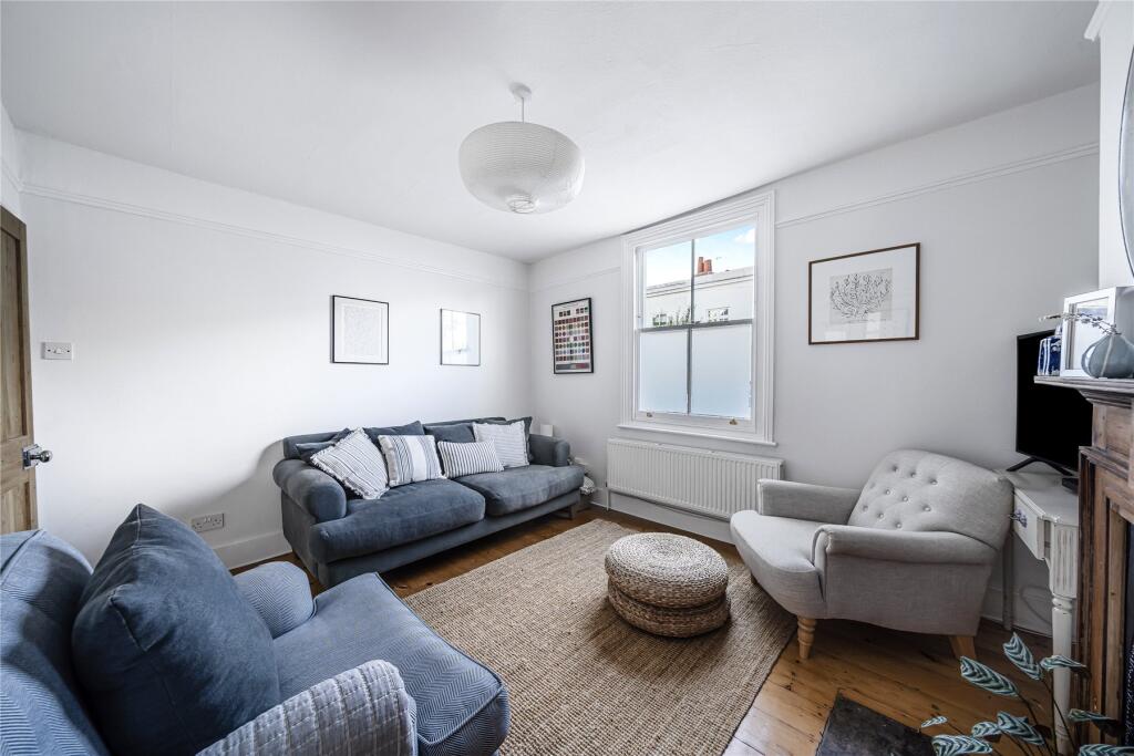 House in London, Royal Borough of Kingston upon Thames - More