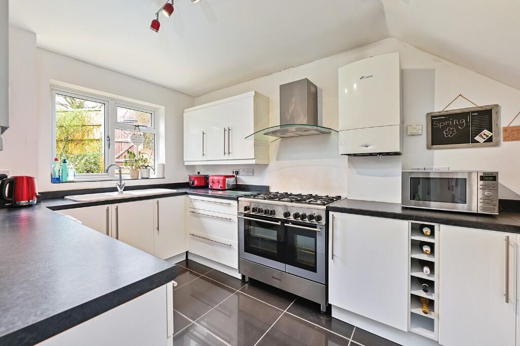 Tudor Drive, Yateley, Hampshire, GU46 photo 3