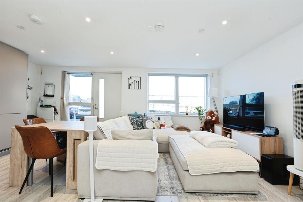 Apartment in Watford, Hertfordshire - View 5