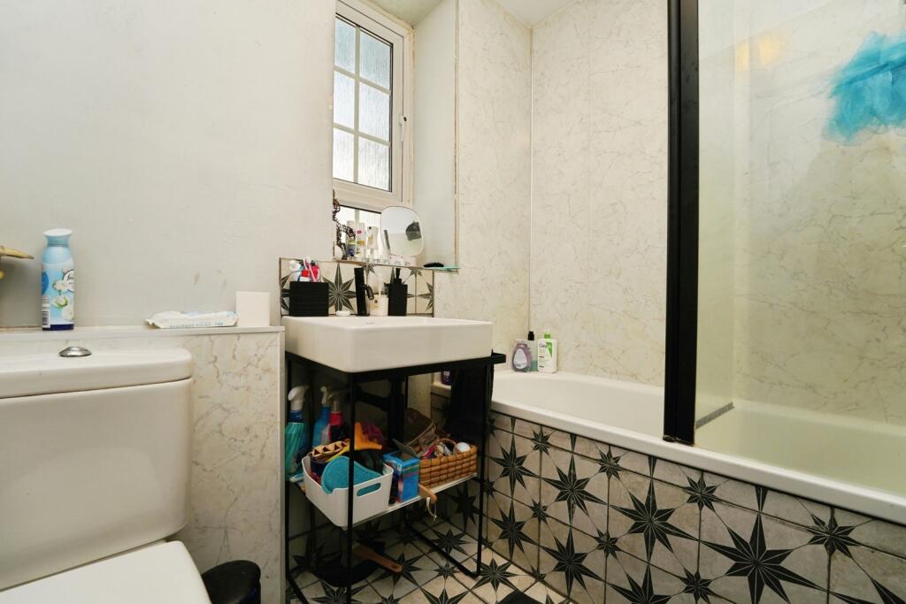 Apartment in Gloucester - View 5