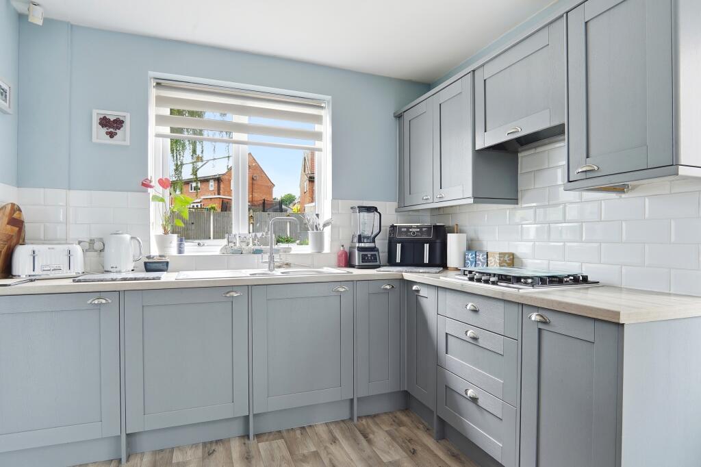 Stocks Approach, Seacroft, Leeds, LS14 photo 4