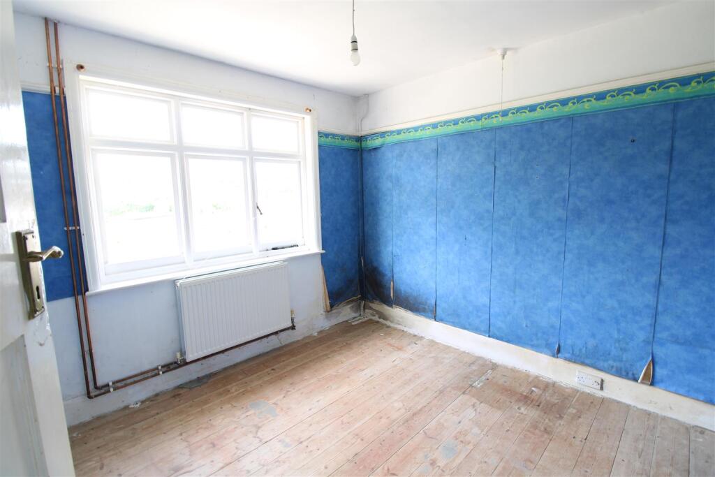 House in Cowes, Gurnard Marsh - More