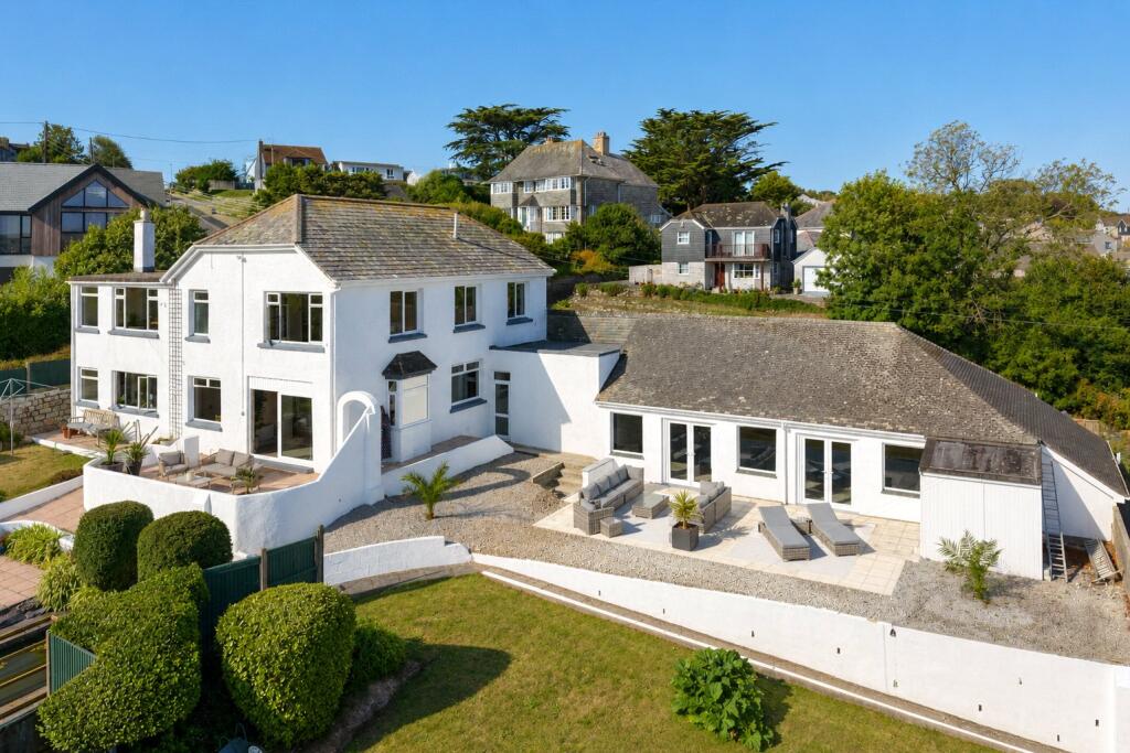 5 bedroom detached house in Newlyn, swimming pool, great location, no chain