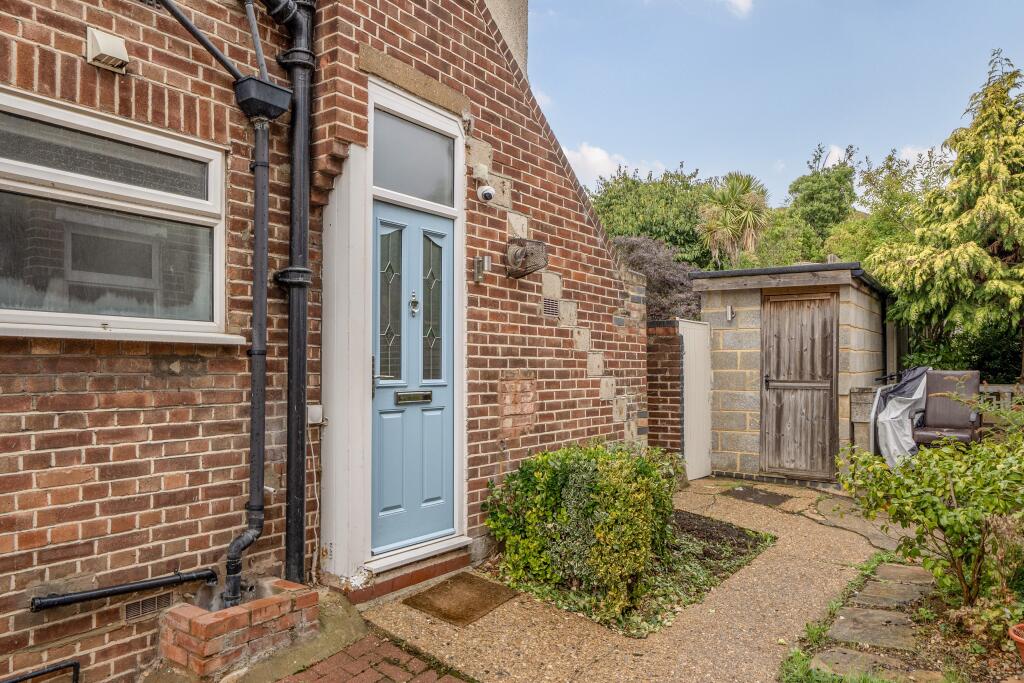 Avondale Avenue, East Barnet, Barnet, Greater London, EN4 photo 4