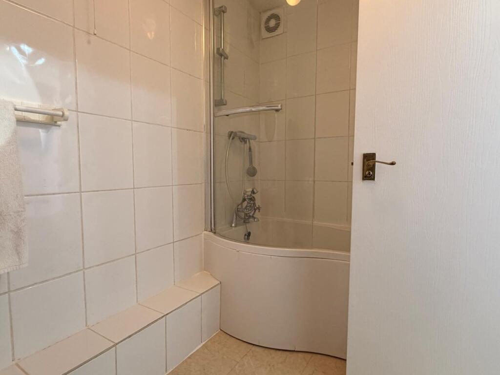 Apartment in Reigate and Banstead, Surrey - More