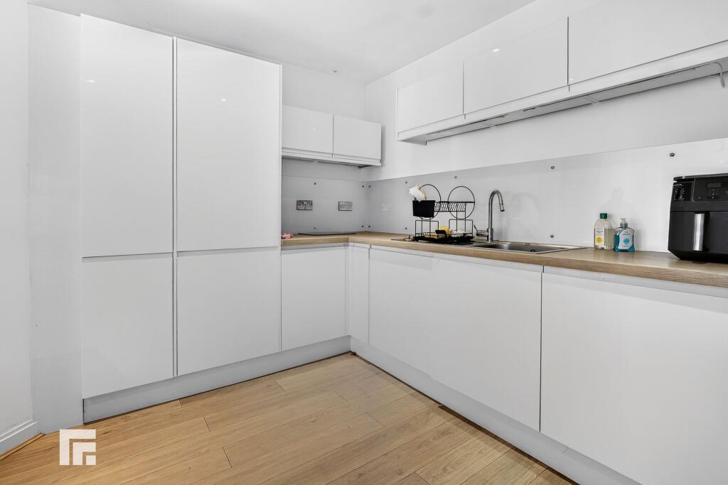 Apartment in Cardiff, Century Wharf, Butetown - More