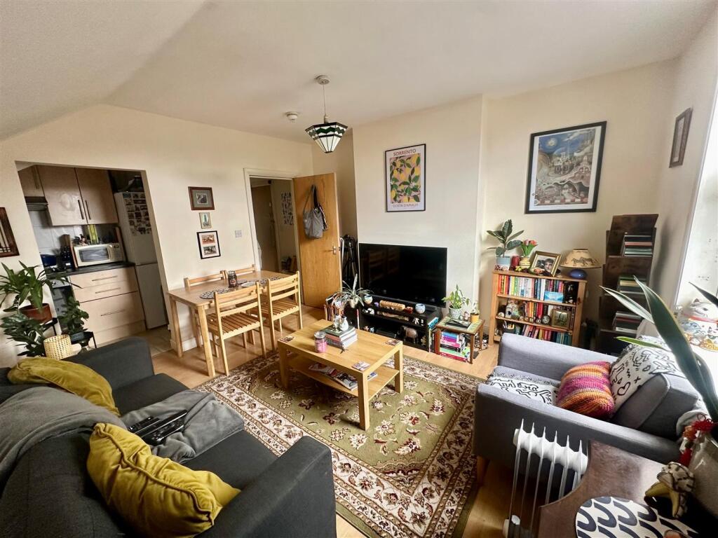 Apartment in Manchester, Whalley Range - View 3