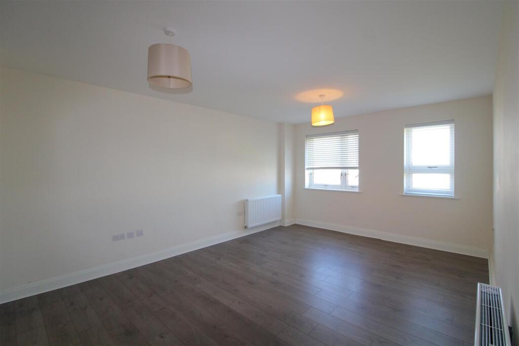 Apartment in Slough - View 5