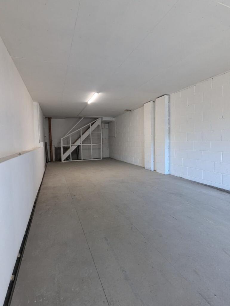 Vacant Shop Unit For Sale photo 3