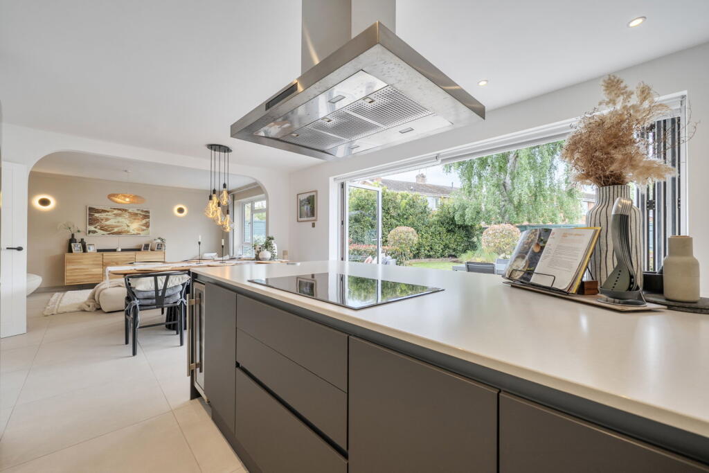 Bow Grove, Sherfield-on-Loddon RG27 0DT photo 2