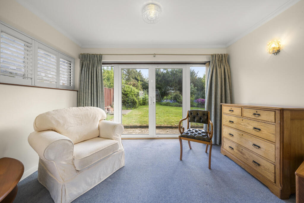 Sugden Road, Thames Ditton photo 5