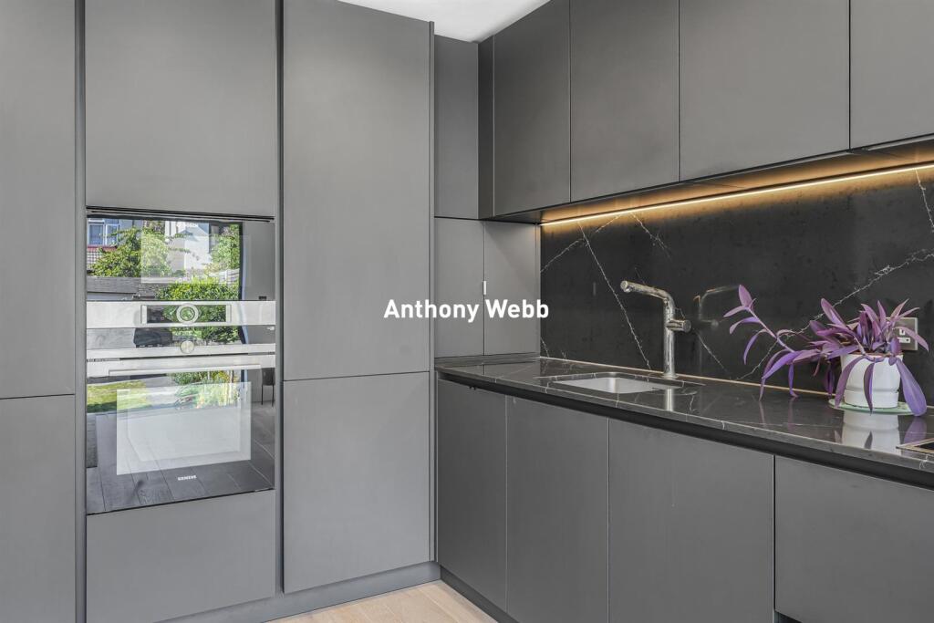 House in London, Brunswick Park - View 4