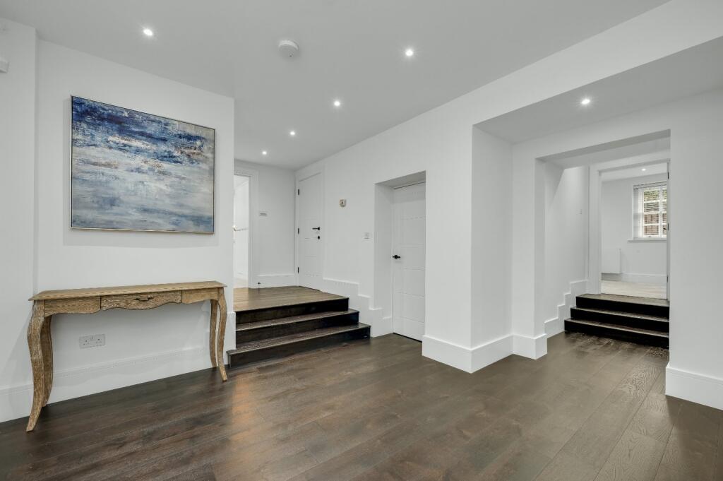 Apartment in Elmbridge, Esher - View 4