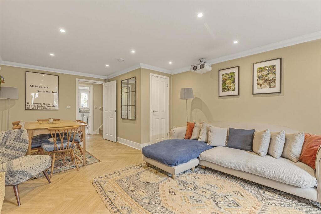 House in London, Sheen Mount, North Sheen - More