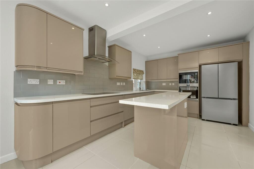 House in London, Royal Borough of Kingston upon Thames - More