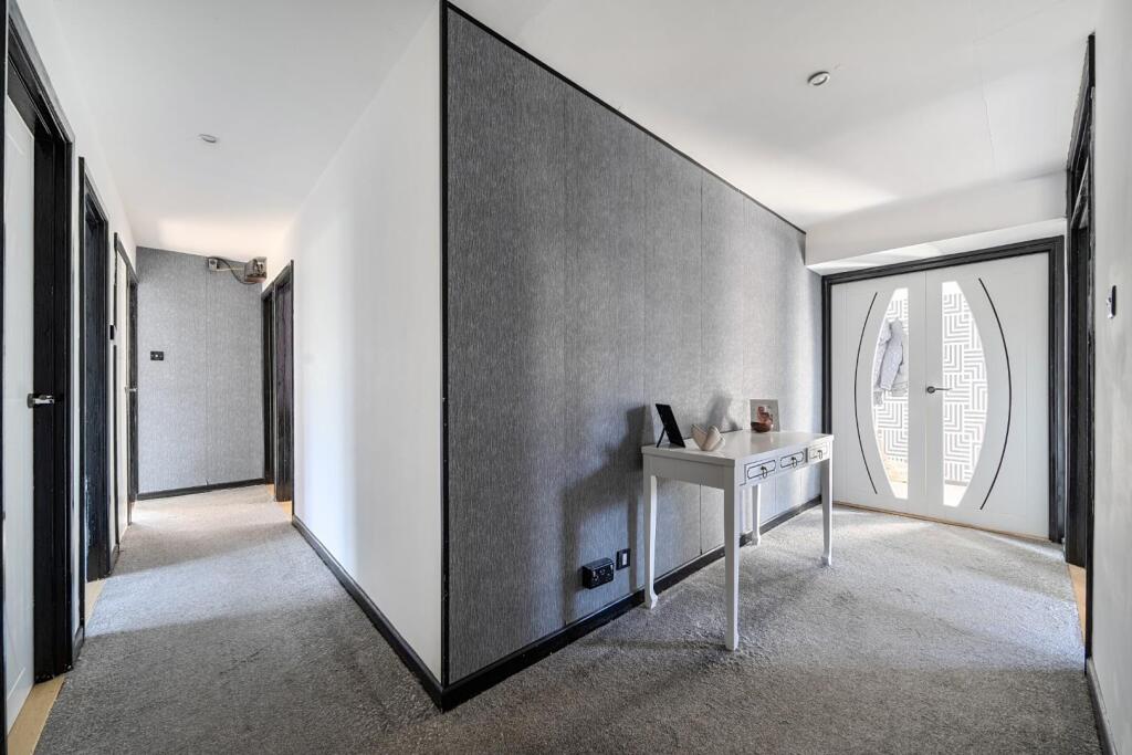 House in Hayling Island, Fleet - More