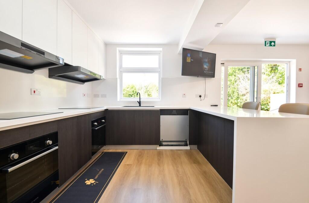 Apartment in Guildford, Surrey - View 3